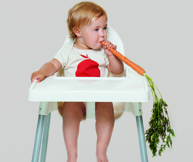bebê comendo cenoura - receitas salgadas (Foto: Gabrielle Revere / Stone / Gettyimages)