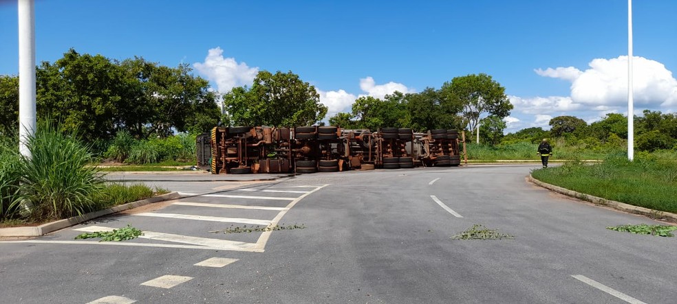 Bombeiro analisa local de acidente — Foto: Bombeiros/Divulgação