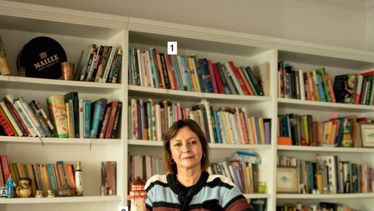 Carla Pernambuco mostra a biblioteca do seu apartamento em São Paulo