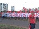 Grupo marcha até a Esplanada para prestar apoio a Dilma