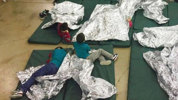 Crianças em centro para imigrantes, em foto de arquivo; advogada diz que condições em um dos locais eram degradantes e desumanas (Foto: ALFÂNDEGA E PROTEÇÃO DE FRONTEIRAS DOS EUA, via BBC News Brasil)