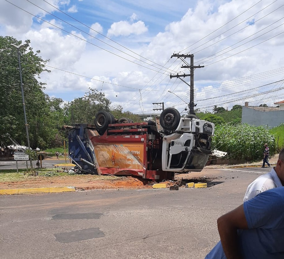 Caminhão da Prudenco tombou na Rua Abílio Nascimento com a Avenida Juscelino Kubitschek  — Foto: Thamires Graziele Rodrigues/Cedida