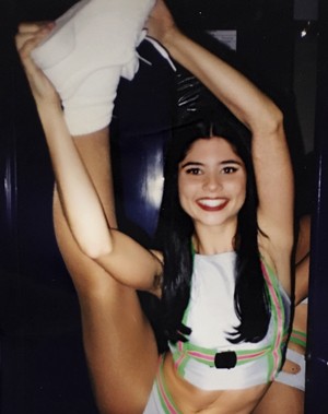 Julianne Trevisol mostra sua flexibilidade no tempo de bailarina do Faustão (Foto: Arquivo Pessoal)
