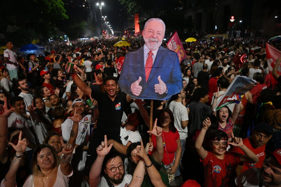 Manifestantes comemoram chegada de Lula à presidência em São Paulo