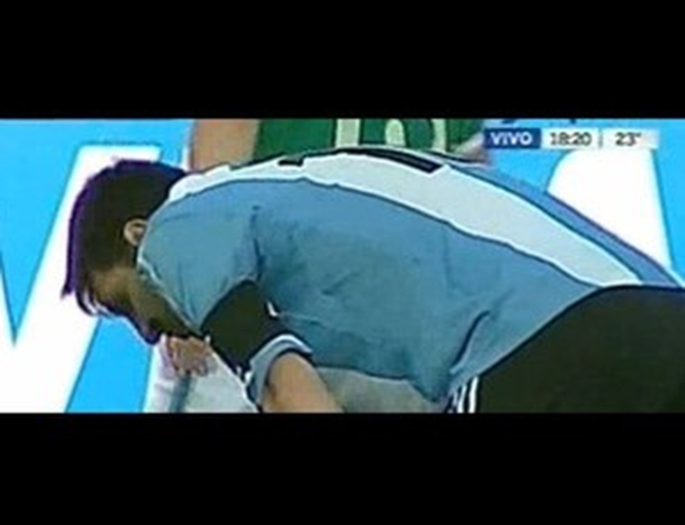 Messi vomitando em campo em La Paz, em 2013 — Foto: Reprodução