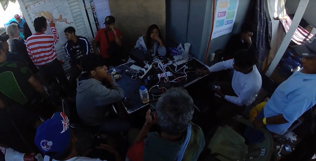 Ponto com tomada em abrigo na Cidade do México é disputado pelos migrantes — Foto: TV Globo/Reprodução