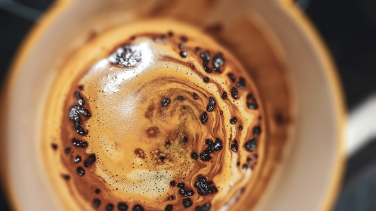 Por que o café instantâneo se dissolve melhor em pouca quantidade de leite?