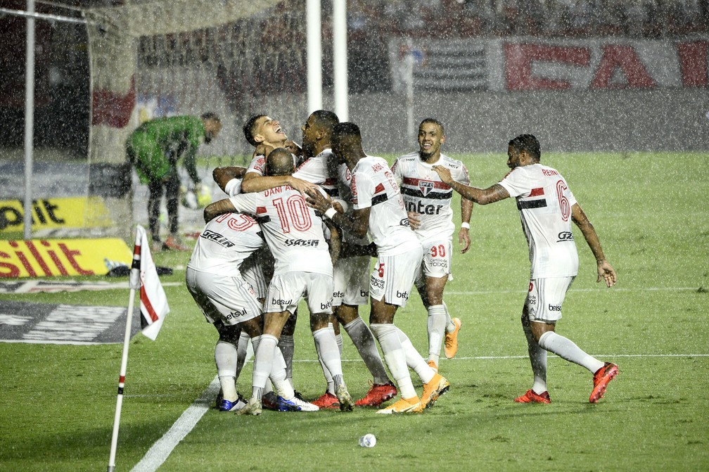 São Paulo x Atlético-MG: jogadores do Tricolor comemoram o gol de Gabriel Sara — Foto: Marcos Ribolli