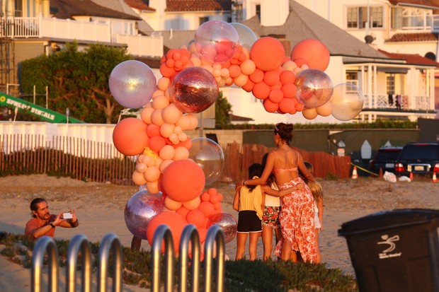 Santa Monica, CA  - *EXCLUSIVE*  - The birthday party continues for Alessandra Ambrosio's daughter, Anja! After a fun filled day at the beach with family and friends, little Anja got tons of balloons, while proud mom Alessandra took plenty of keepsake pho (Foto: BACKGRID)