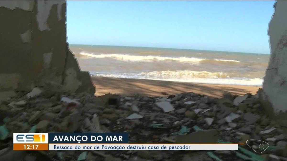 Pescador tem casa destruída por mar em Povoação, Linhares - G1
