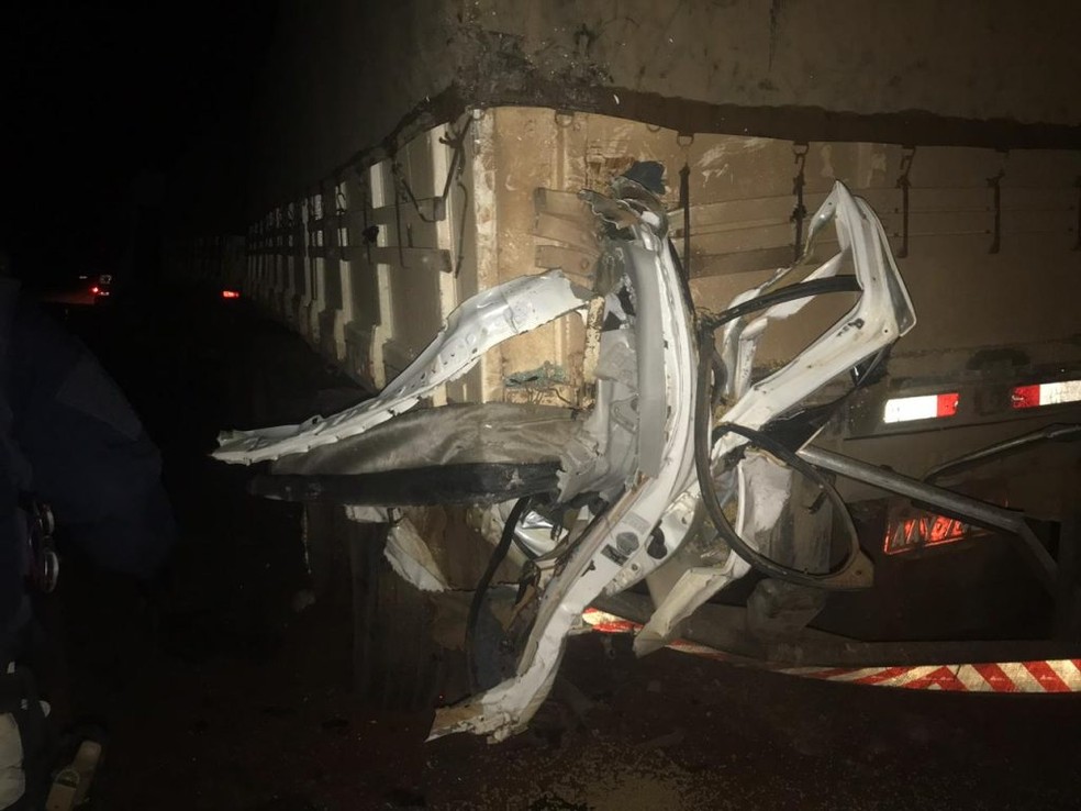 Algumas peças da caminhonete ficaram presas na carreta no acidente — Foto: Divulgação