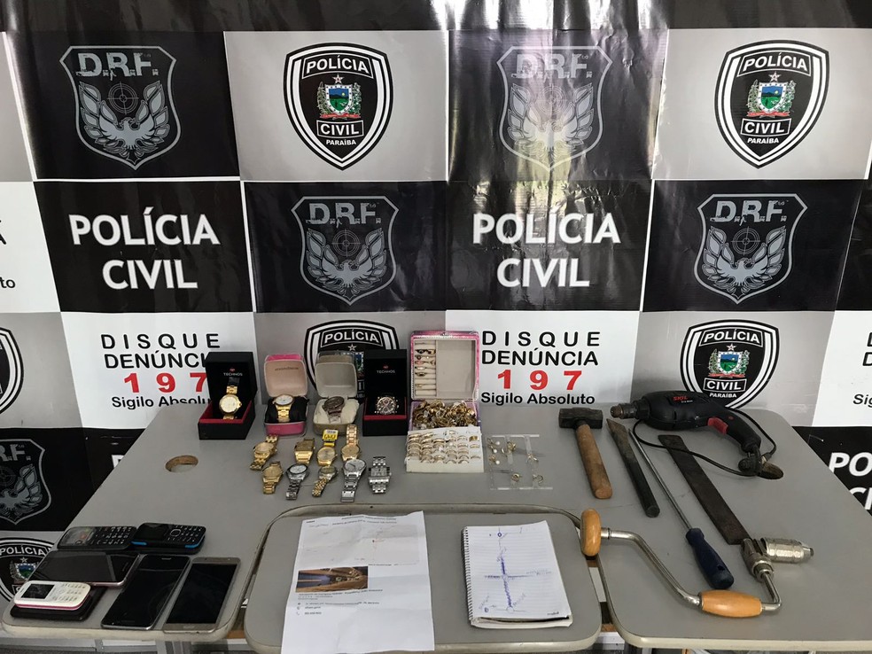 Suspeitos foram presos com diversos objetos em uma casa no bairro do Cinza, em Campina Grande (Foto: Polícia Civil/Divulgação)