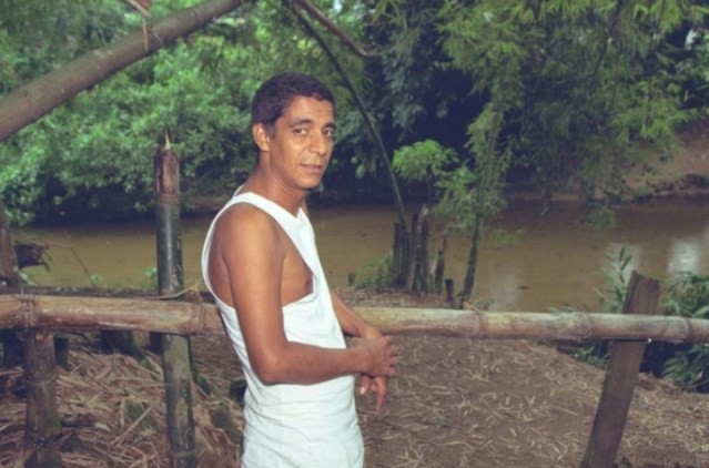 O cantor em seu sítio em Xerém, na Baixada Fluminense, em 1997