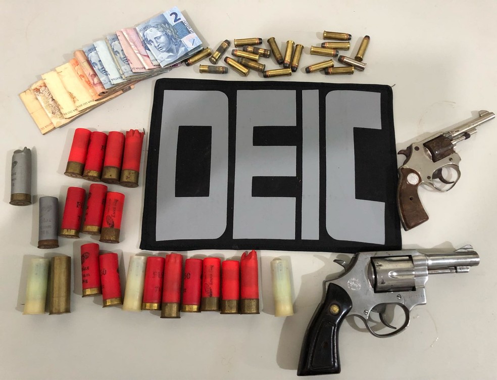 Polícia apreendeu armas, munições e dinheiro (Foto: Polícia Civil)