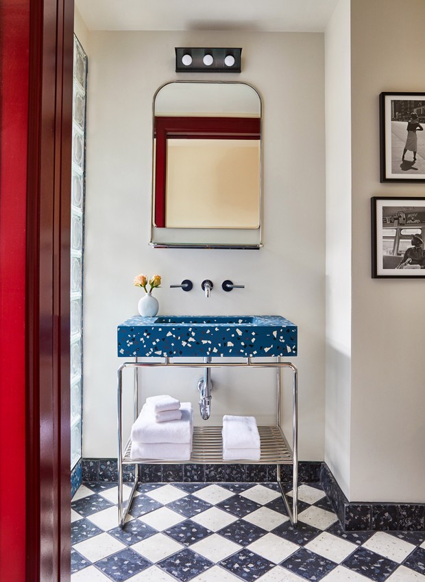 Décor do dia: banheiro retrô com efeito granilite azul (Foto: Divulgação)