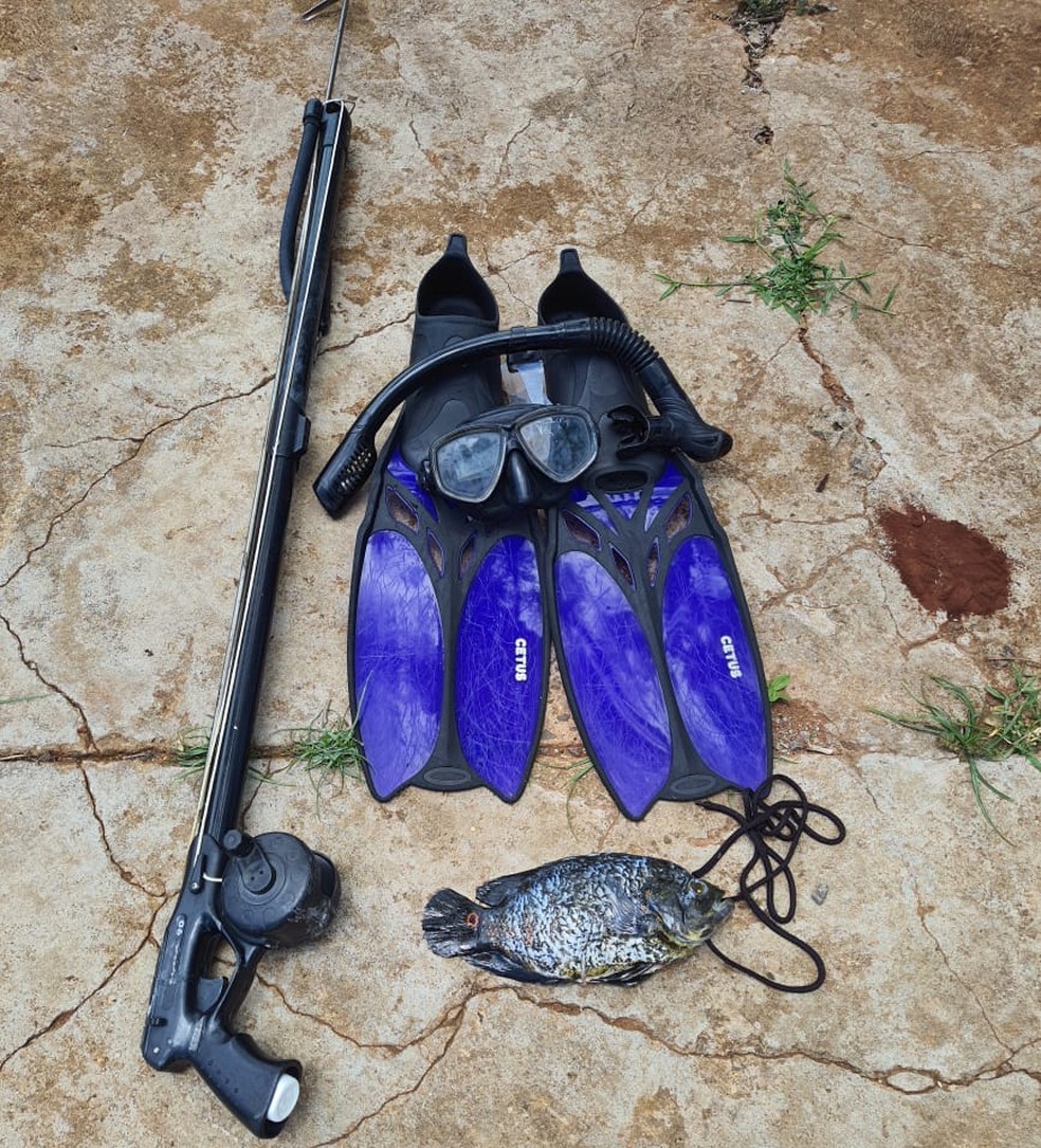 Homem foi flagrado em pesca predatória subaquática no Rio Paraná — Foto: Polícia Militar Ambiental