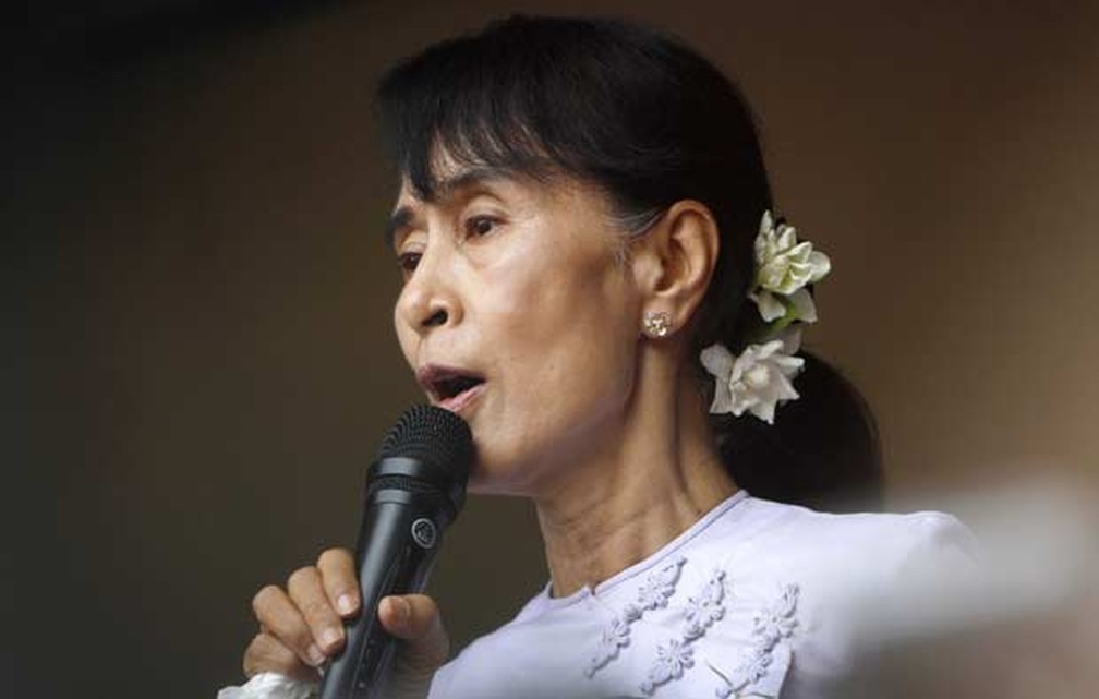 Aung San Suu Kyi discursa nesta segunda-feira (2) em Yangon — Foto: Reuters