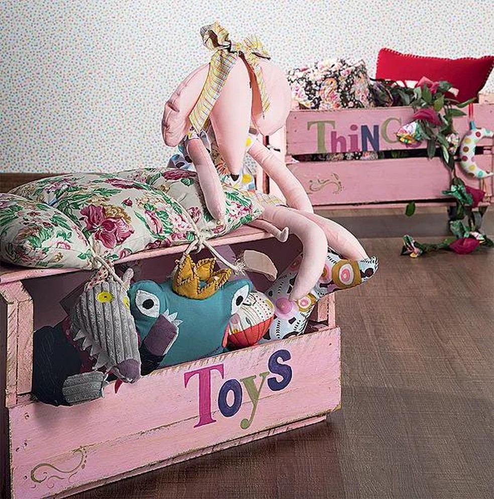 Ter locais para guardar brinquedos, como caixas organizadoras, ajuda a criança na hora da organização (Foto: Carlos Cubi / Divulgação) — Foto: Casa e Jardim