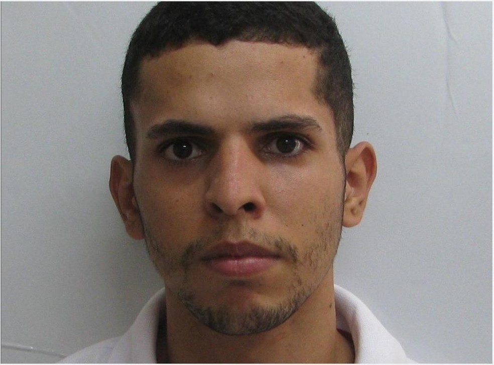 Matheus Henrique Alves de Lima, de 22 anos, é procurado pela Polícia Civil do DF — Foto: PCDF/Divulgação
