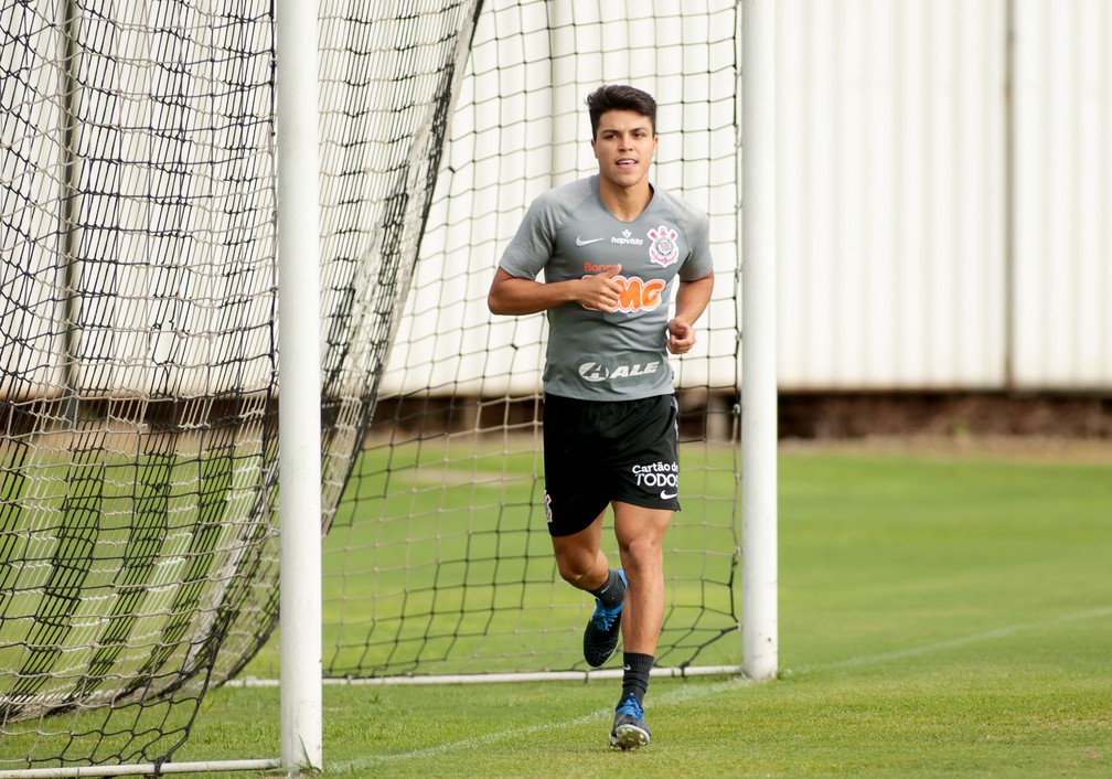 Roni emenda dobradinha como titular no Corinthians e vibra com base em alta: 