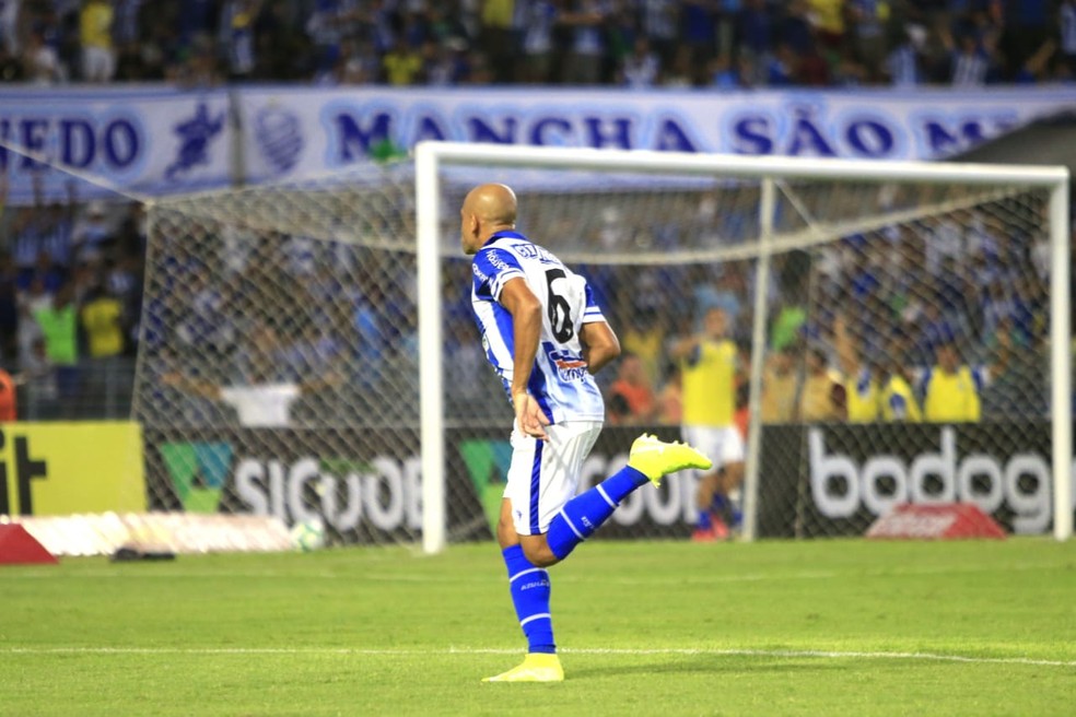 Carlinhos comemora gol no duelo com o Ceará  — Foto: Ailton Cruz/Gazeta de Alagoas