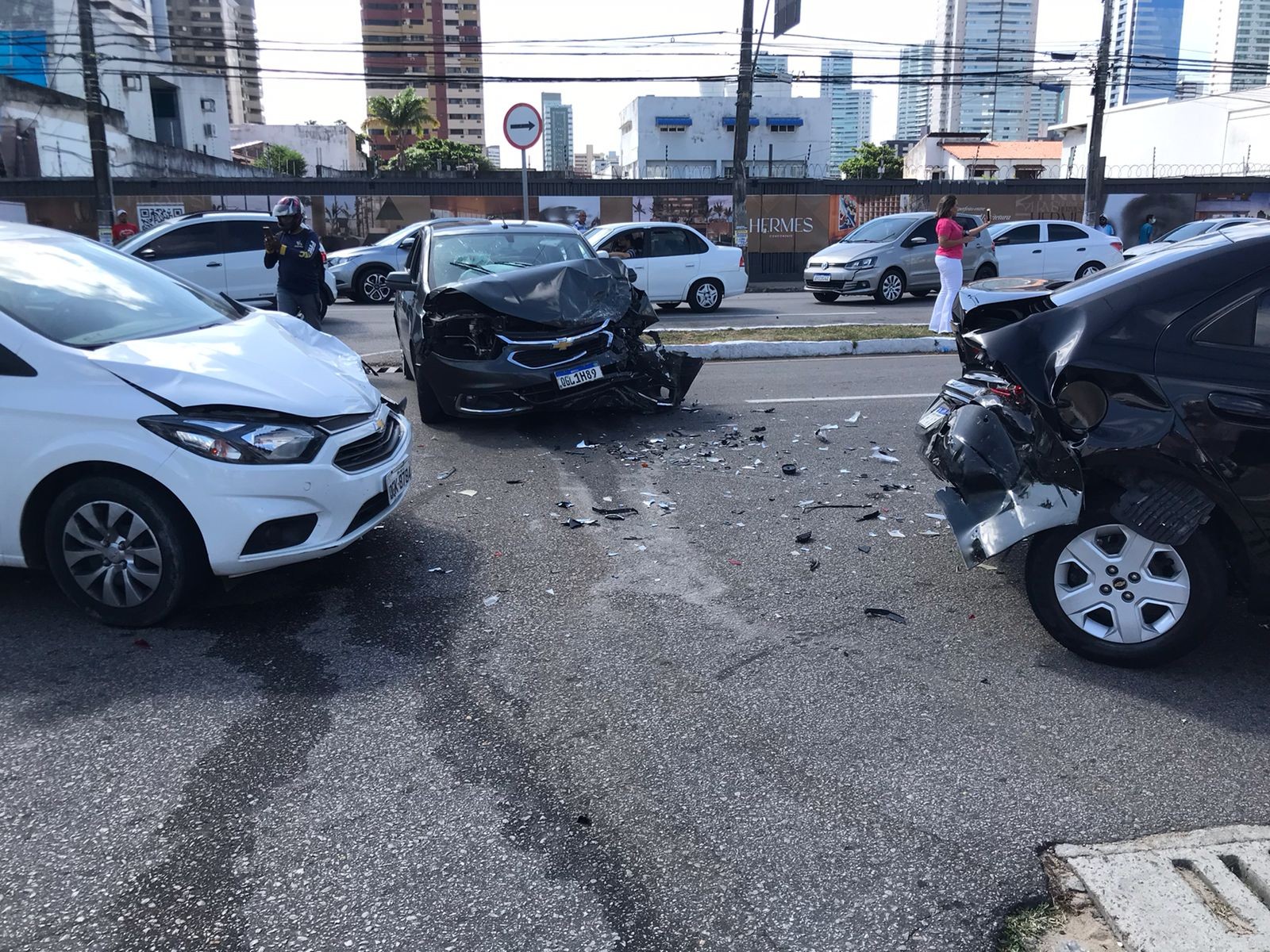Quatro carros e duas motos se envolvem em acidente na Avenida Hermes da Fonseca em Natal