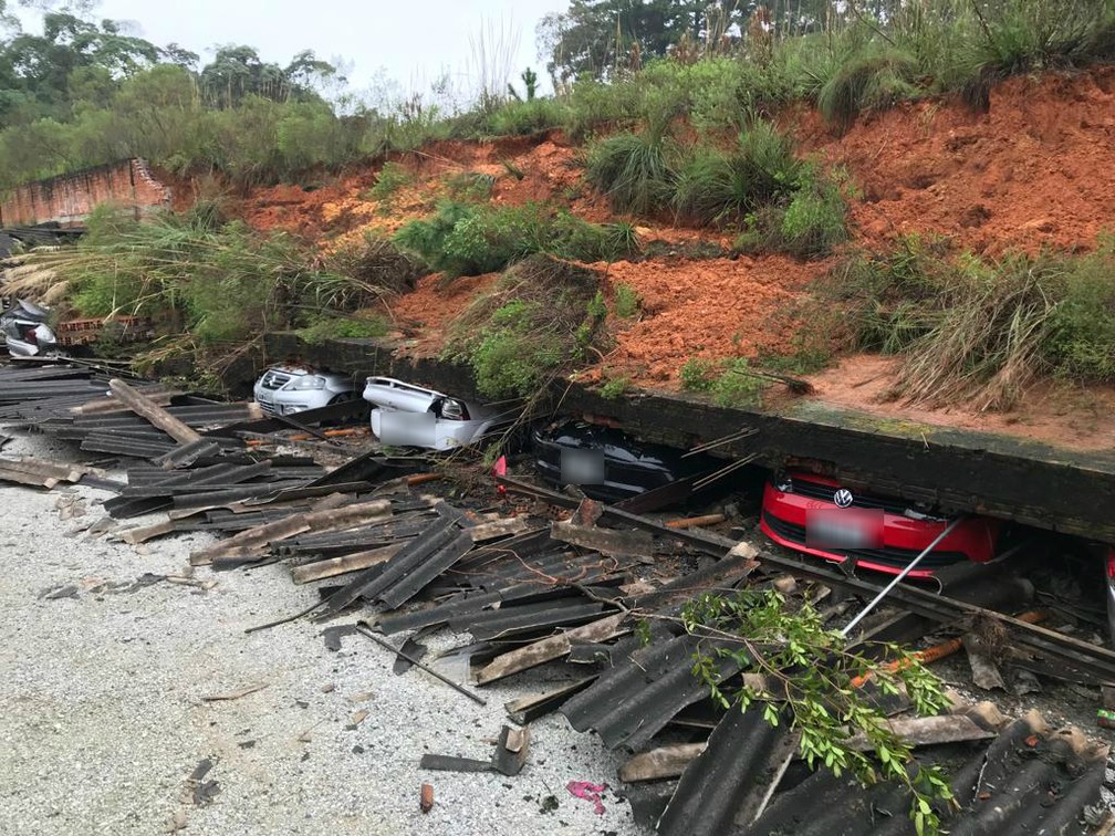 11 veículos foram atingidos pelo muro, de acordo com a Defesa Civil — Foto: Cassiano Rolim/RPC