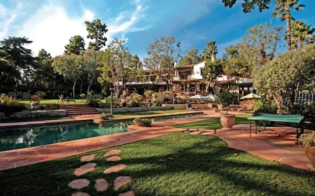 Jeff e Mackenzie compraram a primeira casa em Beverly Hills em 2007 por R$ 127 milhões  (Foto: Coldwell Banker Residential / Reprodução)