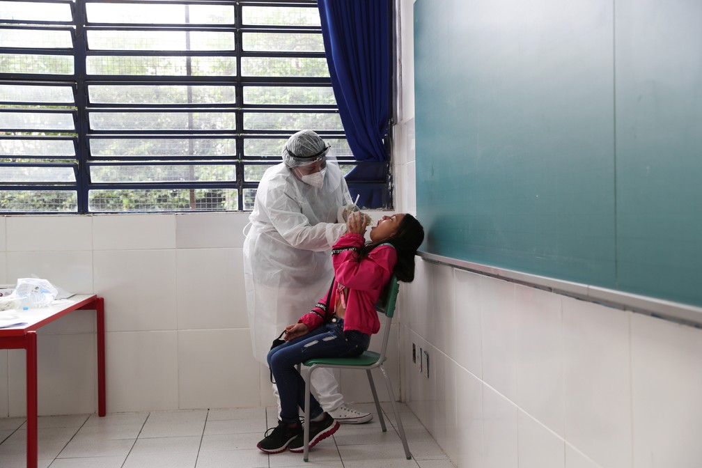 Agente de saúde faz teste PCR em aluna de escola estadual em Taboão da Serra, na Grande São Paulo, no dia 15 de outubro. — Foto: Amanda Perobelli/Reuters