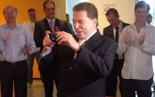Silvio Santos visita exposição em sua homenagem no dia do ...