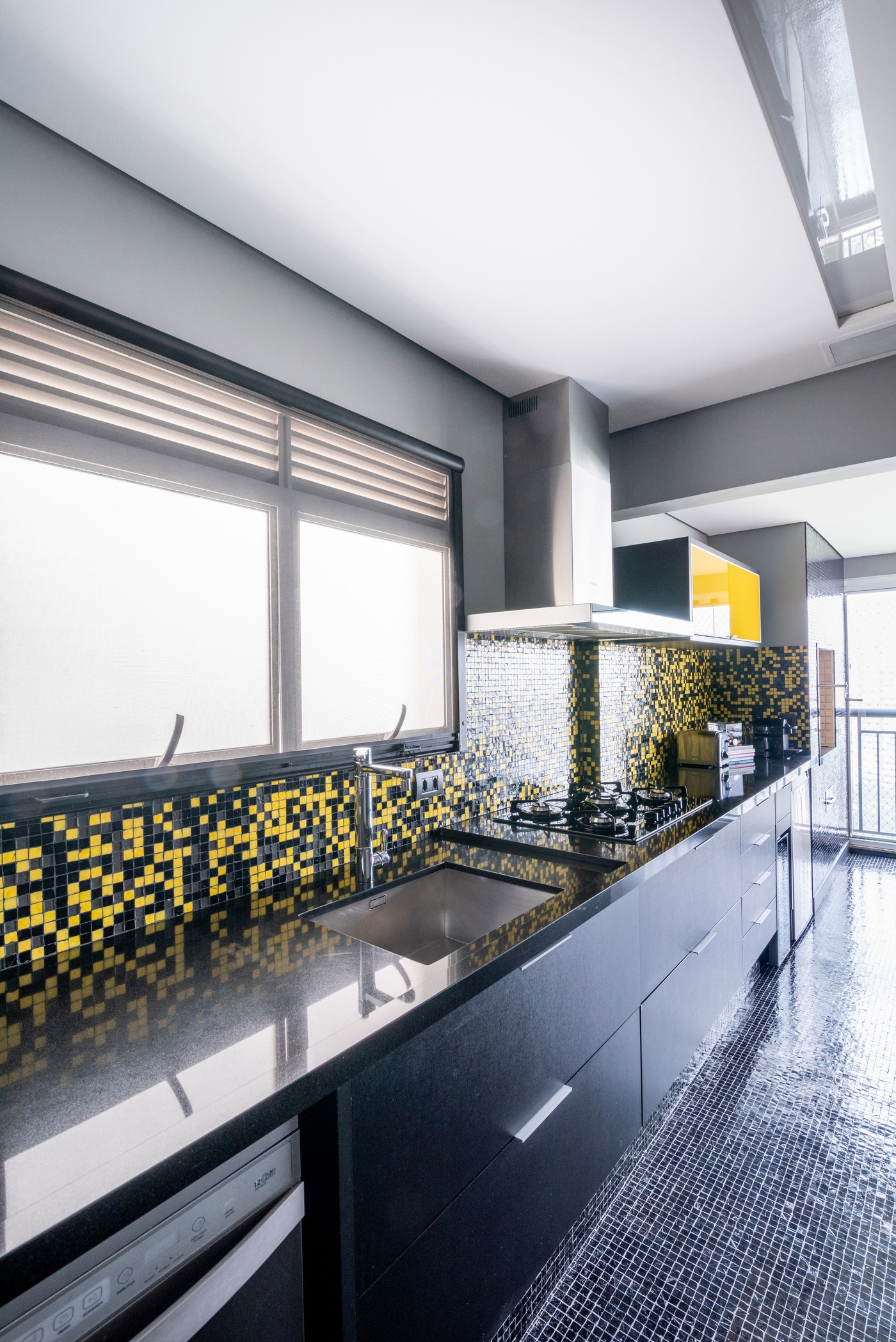 Décor do dia: cozinha integrada à varanda tem decoração em preto e amarelo (Foto: Julia Herman)