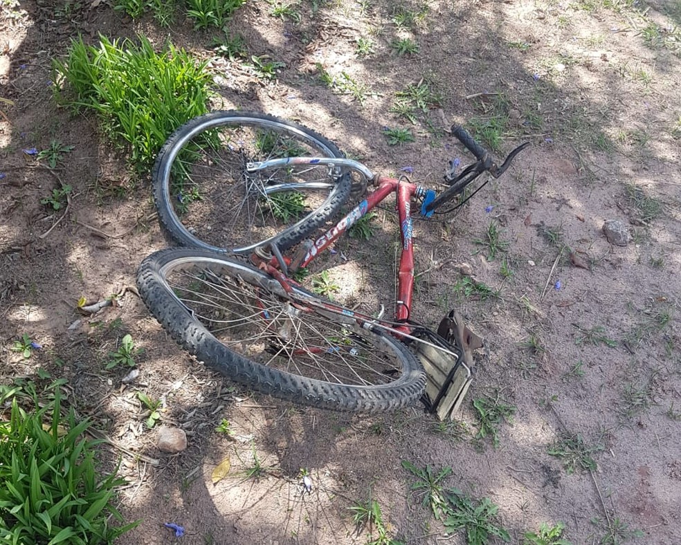 Bicicleta em que estava a vítima foi arremessada — Foto: Corpo de Bombeiros/Divulgação