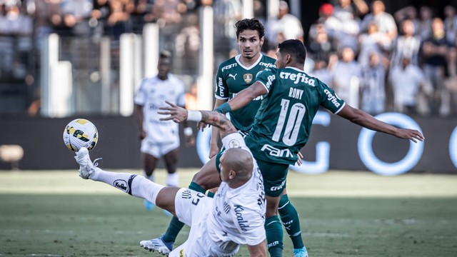 Maicon e Rony disputam a bola em Santos x Palmeiras