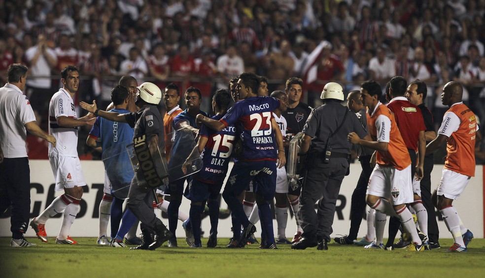 Polícia entrou no gramado no intervalo do jogo — Foto: Paulo Whitaker / Reuters