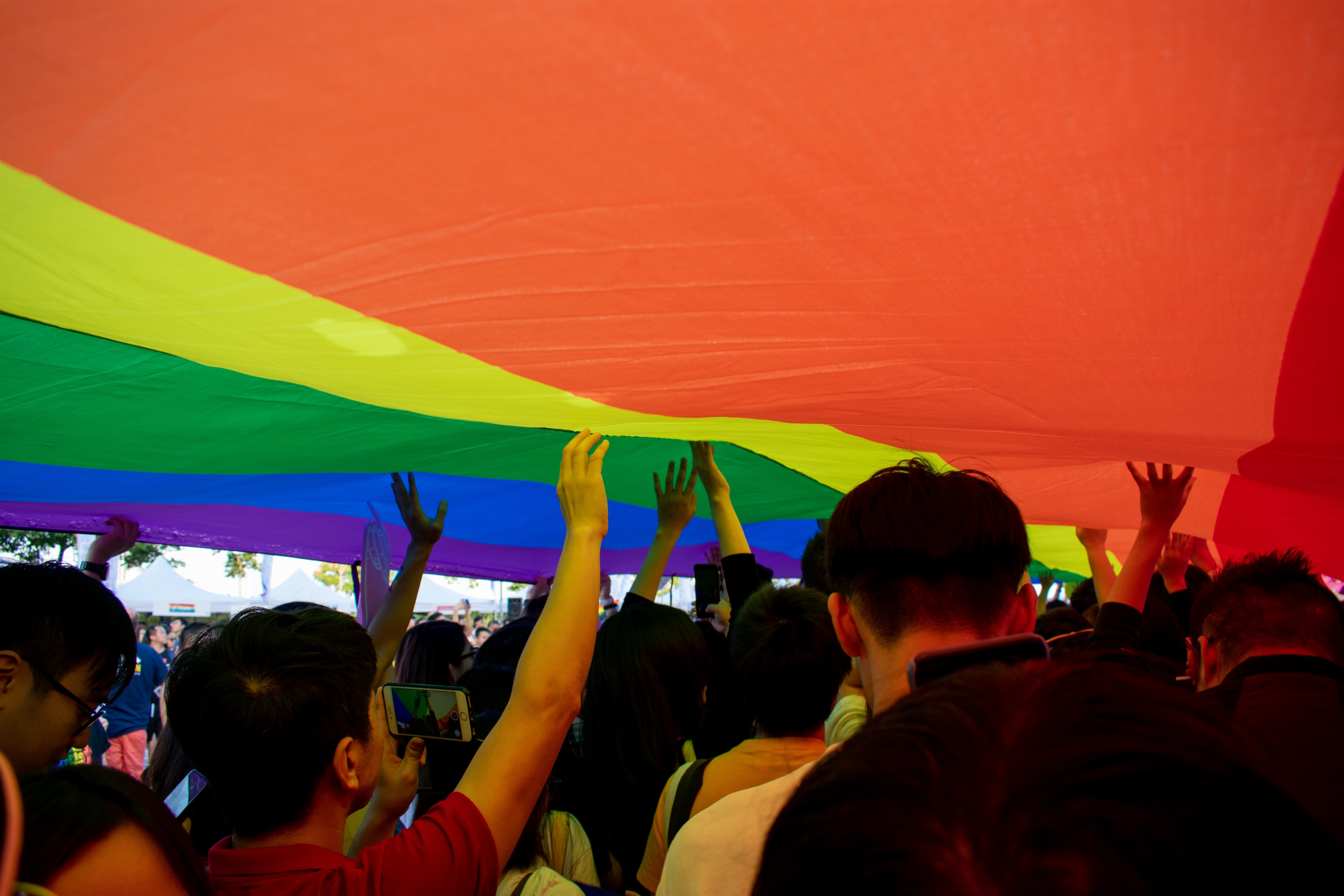5 pontos que mostram por que precisamos avançar nos direitos LGBTQIA+ (Foto: Kon Karampelas/Unsplash)