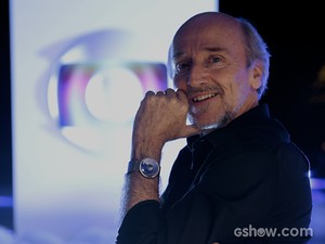 Hans Donner posa ao lado da nova marca da Rede Globo (Foto: Felipe Monteiro/TV Globo)