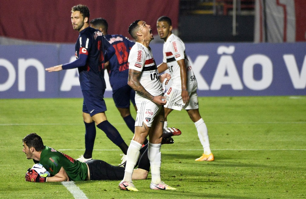 Luciano lamenta gol perdido  — Foto: Marcos Ribolli
