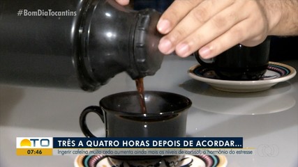 Especialista fala sobre problemas de tomar café muito cedo durante o dia