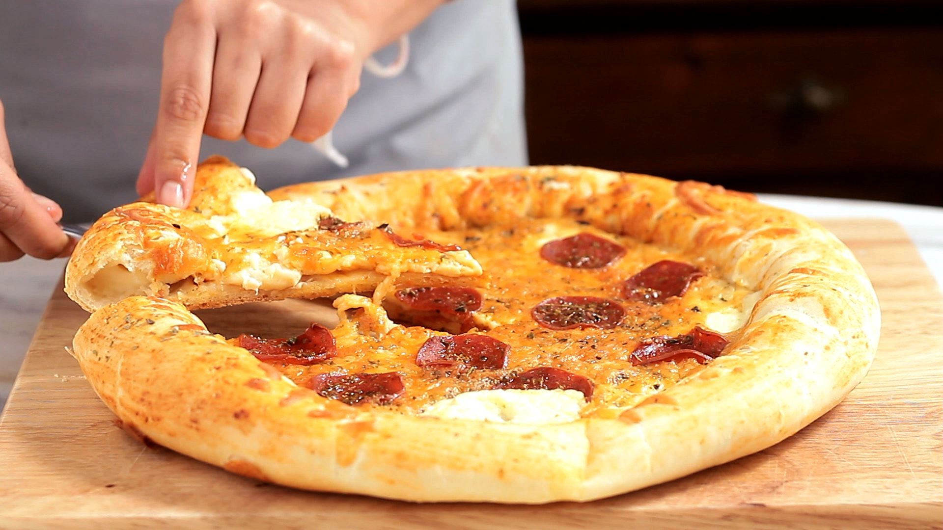 Pizza de peperoni com mussarela e borda recheada (Foto: Tastemade)