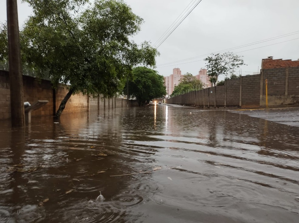Alagamento foi registrado na Rua Hygino Langhi, no Residencial São Marcos, em Presidente Prudente — Foto: Marcos Trentin