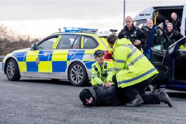 Menino realiza sonho de ser policial por um dia (Foto: Make-A-Wish UK/PA)