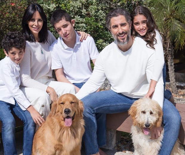 Marcos Mion com a mulher, Suzana Gullo, e os filhos: Stefano, Romeo e Donatella (Foto: Reprodução)