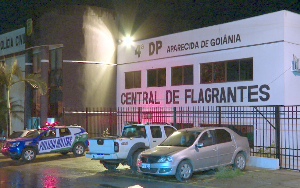 Paciente e dentista suposto de abuso sexual foram levados juntos na mesma viatura para delegacia, em Aparecida de Goiânia, Goiás — Foto: Reprodução/TV Anhanguera