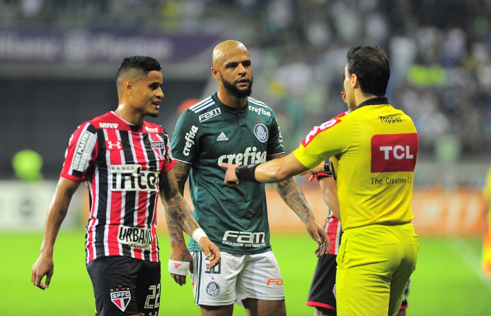 Felipe Melo reclama da arbitragem: Verd�o pilhado no fim do primeiro tempo (Foto: Marcos Ribolli)