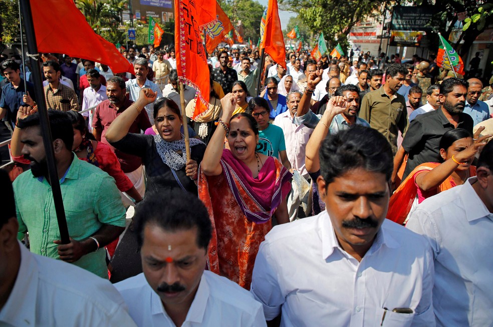 Indianos conservadores do Partido Bharatiya Janata (BJP) fazem protesto contra entrada de mulheres no santuário hindu de Sabarimala, em Kerala, no sul do país  — Foto: Sivaram V/ Reuters