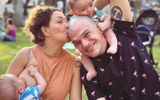 Fabiula Nascimento e Emilio Dantas passam tarde em família com os gêmeos, no Rio