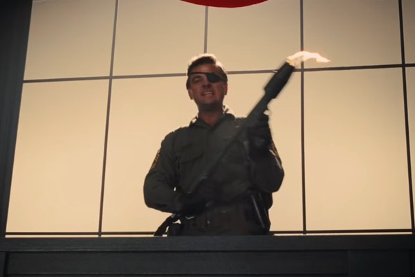 O ator Leonardo DiCaprio utilizando um lança-chamas real em cena de Era Uma Vez em... Hollywood (2019) (Foto: Reprodução)