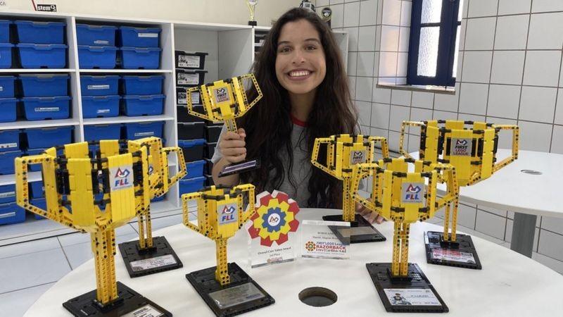BBC - A estudante já ganhou vários prêmios com sua equipe de robótica (Foto: BBC News)