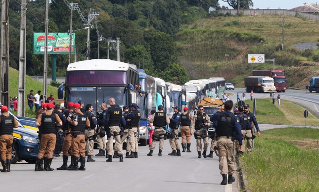 Polícia revista bagagens de integrantes do MST que chegam a Curitiba para apoiar o ex-presidente Lula