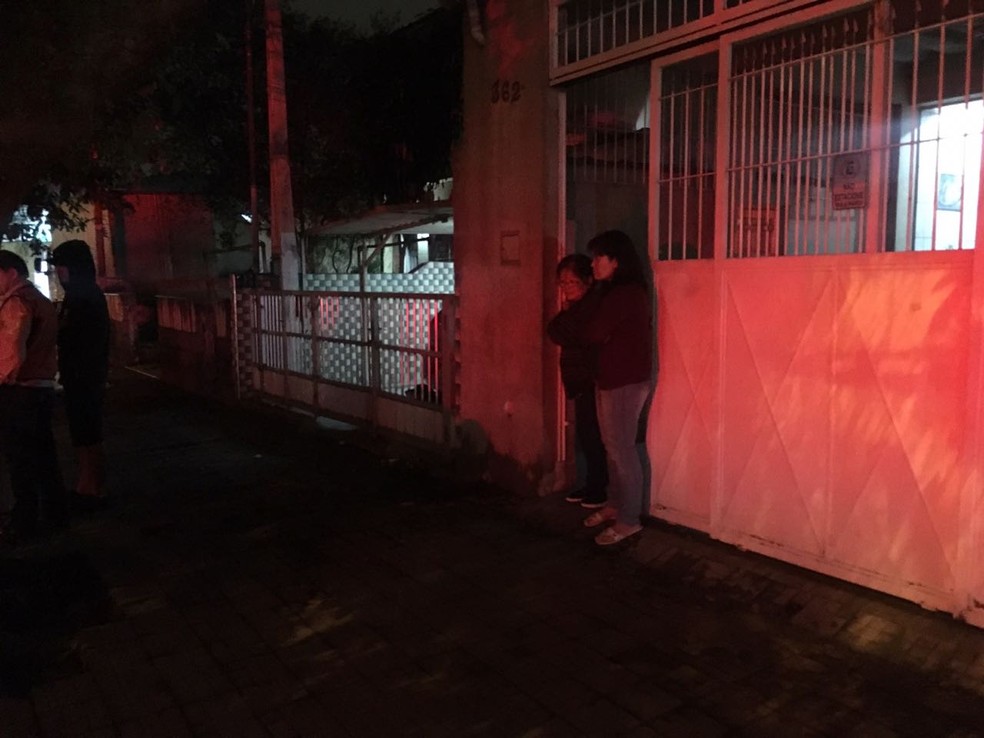 Três quarteirões foram evacuados e moradores precisaram deixar suas casas após vazamento de gasolina em Santos, SP. (Foto: Solange Freitas/G1)